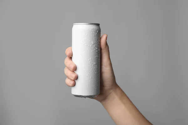 Vrouw bedrijf aluminium kan met drank op grijze achtergrond, close-up. Ruimte voor design — Stockfoto