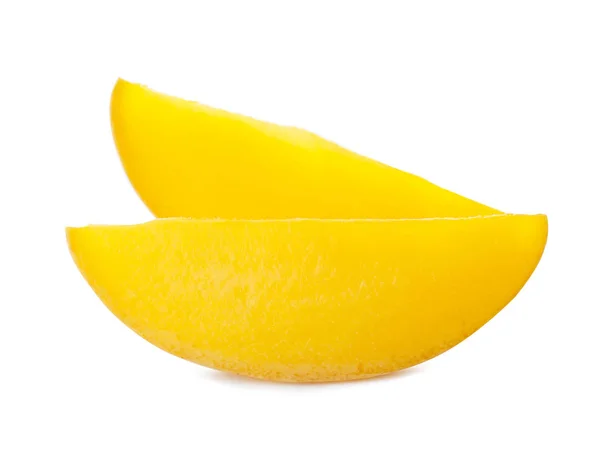 Čerstvé šťavnaté mango plátky izolované na bílém — Stock fotografie