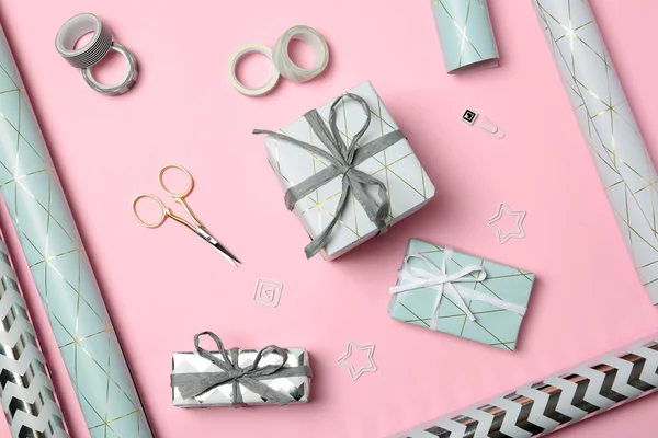 Schöne Geschenkboxen und Werkzeuge zum Dekorieren auf farbigem Hintergrund — Stockfoto