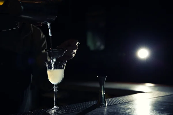 Barmann gießt Martini-Cocktail in Glas am Tresen, Nahaufnahme. Raum für Text — Stockfoto