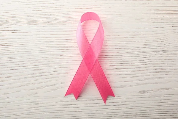 Nastro rosa su sfondo in legno, vista dall'alto. Concetto di sensibilizzazione sul cancro al seno — Foto Stock