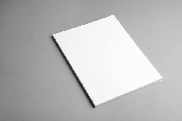 Брошура з порожньою обкладинкою на сірому фоні. Макет для дизайну — стокове фото