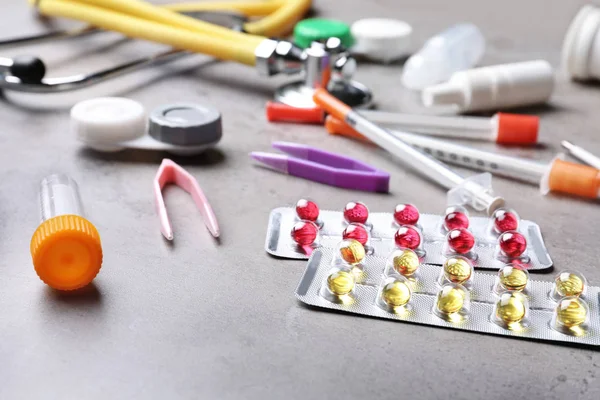 Set medizinischer Gegenstände auf grauem Tisch — Stockfoto