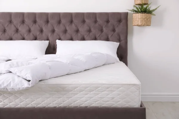 Pohodlné posteli s novou matrací v pokoji. Zdravý spánek — Stock fotografie