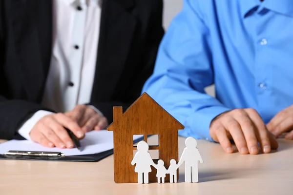 부동산 테이블, 집과 가족 인물에 초점에 클라이언트 작업. 홈 보험 — 스톡 사진
