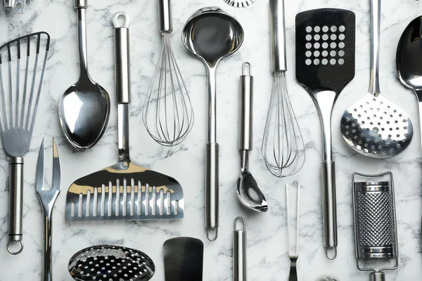 Különböző konyhai eszközök márvány háttér, lapos feküdt — Stock Fotó