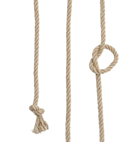 Сильные хлопковые веревки с узлами на белом фоне — стоковое фото