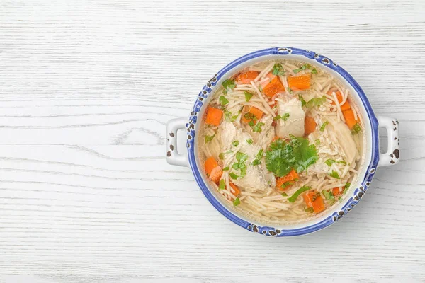 Sopa de pollo casera servida sobre fondo de madera, vista superior con espacio para texto — Foto de Stock