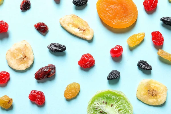 Flat lay composizione con diversi frutti secchi su sfondo colore. Stile di vita sano — Foto Stock