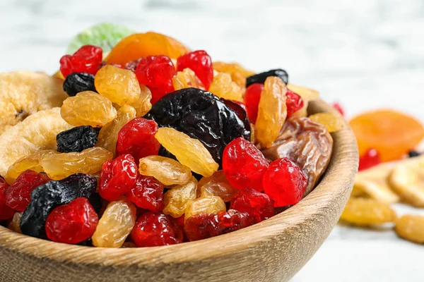 Mísa s různé sušené ovoce na stole, closeup. Zdravý životní styl — Stock fotografie