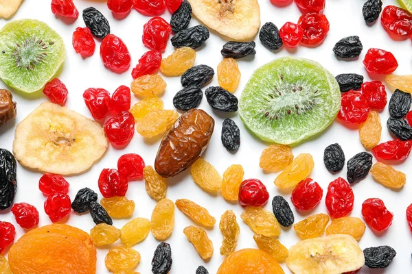 Frutas secas diferentes no fundo branco, vista superior. Estilo de vida saudável — Fotografia de Stock