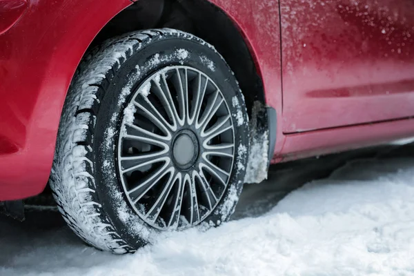 Karlı yolda, closeup araba. Kış sezonu — Stok fotoğraf