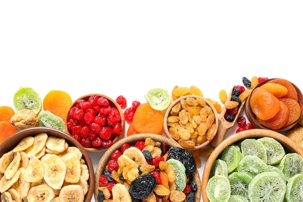 Cuencos con diferentes frutas secas sobre fondo blanco, vista superior. Estilo de vida saludable —  Fotos de Stock