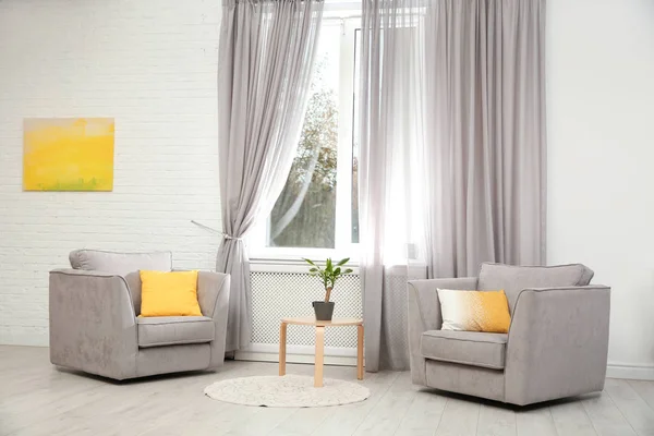 Muebles modernos y cortinas de ventana en el interior de la habitación elegante —  Fotos de Stock