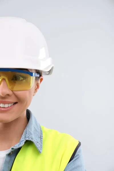 Ingeniera industrial en uniforme sobre fondo claro, espacio para texto. Equipo de seguridad — Foto de Stock