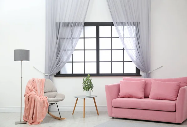 Moderne meubels en venster gordijnen in de stijlvolle kamer interieur — Stockfoto