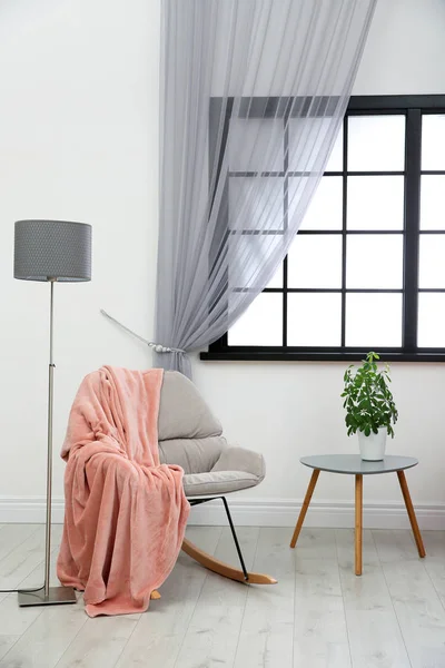 Muebles modernos y cortina de ventana en el interior de la habitación elegante —  Fotos de Stock