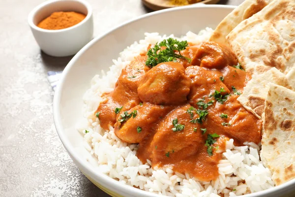 Délicieux poulet au beurre avec riz dans une assiette sur la table, gros plan — Photo