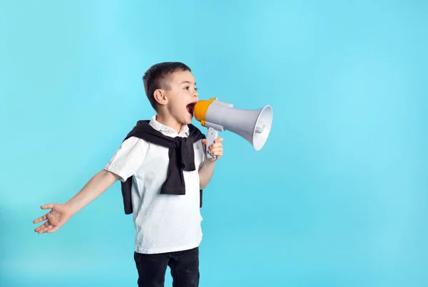 Симпатичный смешной мальчик с мегафоном на цветном фоне. Пространство для текста — стоковое фото