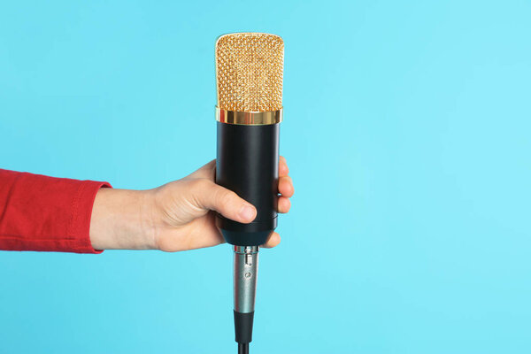 Ребенок с микрофоном на цветном фоне, крупным планом. Пространство для текста
