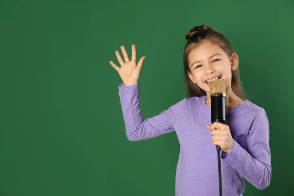 Słodkie dziewczyny śmieszne z mikrofonem na kolor tła. Miejsca na tekst — Zdjęcie stockowe