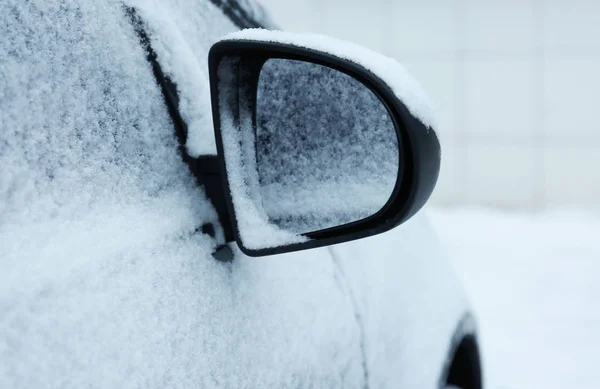 Carro coberto com neve ao ar livre. Espaço para texto — Fotografia de Stock