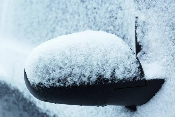 Carro retrovisor espelho coberto com neve, close-up — Fotografia de Stock