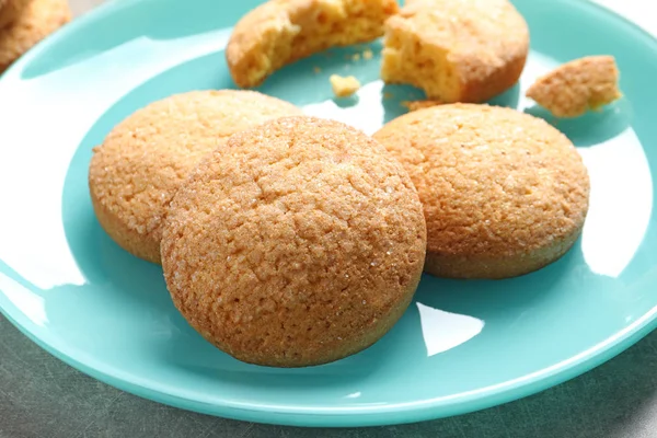 Prato com biscoitos de manteiga dinamarquesa na mesa, close-up — Fotografia de Stock