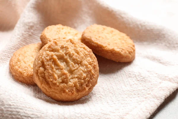 Sabrosas galletas de mantequilla danesa en servilleta de color, primer plano —  Fotos de Stock