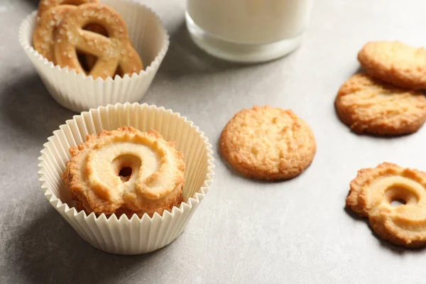 Sabrosas galletas de mantequilla danesa en la mesa gris — Foto de Stock