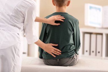 Chiropractor inceleyerek Çocuk Kliniği, closeup sırt ağrısı ile