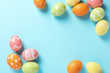Düz renkli arka plan, metin için yer yumurta boyalı Paskalya bileşimi lay