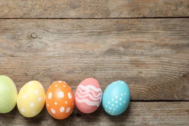 Düz boyalı Paskalya bileşimi ahşap arka plan, metin için yer üzerinde yumurta