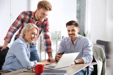 İş adamları iş tartışırken ofiste önemli değil. Profesyonel iletişim