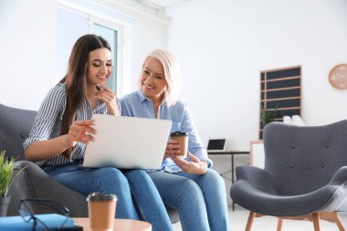 İş adamları ofis, metin için yer içinde laptop üzerinde çalışıyor. Profesyonel iletişim