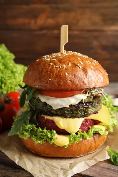 Vegetarián burger s karbanátky falafel a řepy na stole — Stock fotografie