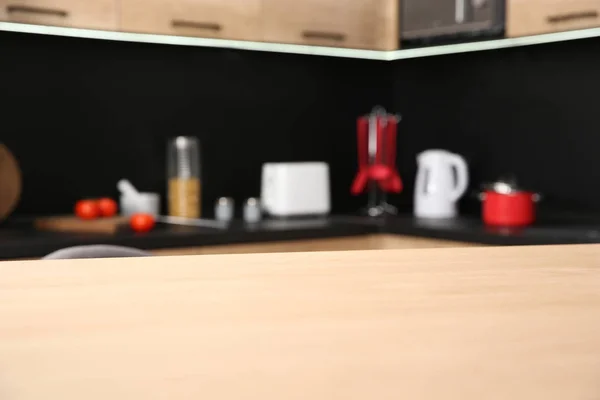 Arbeitsplatte und verschwommene Ansicht des Kücheninnenraums im Hintergrund — Stockfoto