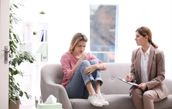 Psychotherapeut werkt met jonge vrouw in lichte kantoor — Stockfoto