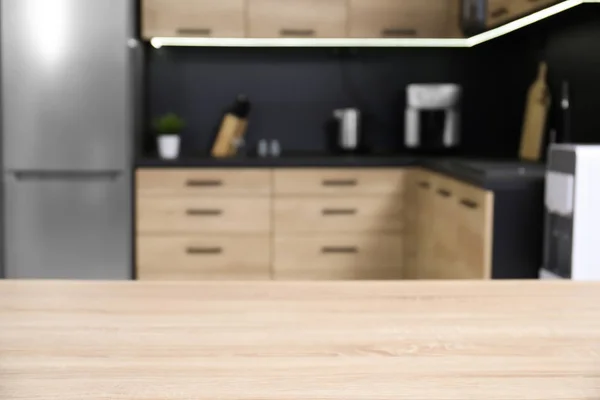 Countertop και θολή προβολή του εσωτερικού ζεστή σύγχρονη κουζίνα σε φόντο — Φωτογραφία Αρχείου