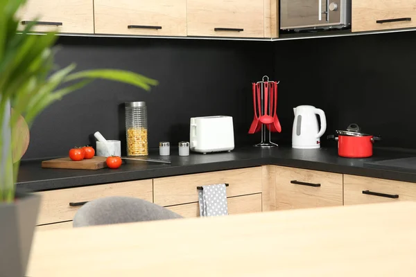 Kök interiör med nya möbler, vitvaror och husgeråd — Stockfoto