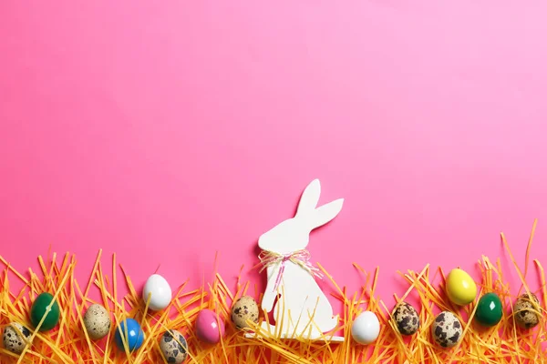 平放置组成的复活节兔子的身影和鸡蛋在颜色背景, 文本空间 — 图库照片