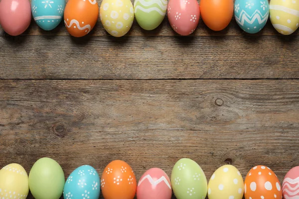 Düz boyalı Paskalya bileşimi ahşap arka plan, metin için yer üzerinde yumurta — Stok fotoğraf