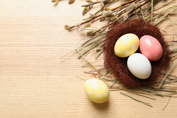 Composición plana con huevos de Pascua pintados sobre mesa de madera, espacio para texto —  Fotos de Stock