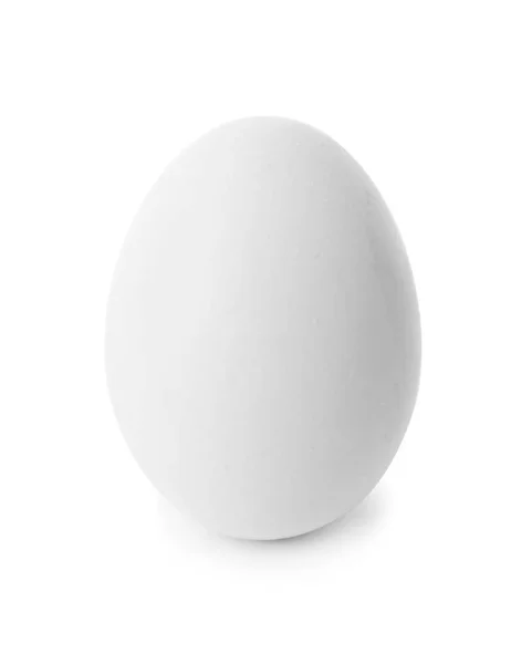 Um ovo de galinha no fundo branco, close-up — Fotografia de Stock
