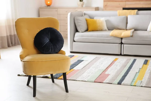 Cómodo sillón con cojín suave en el interior de la sala de estar moderna. Espacio para texto — Foto de Stock
