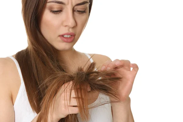 Mujer emocional con el pelo dañado sobre fondo blanco. Puntas partidas —  Fotos de Stock