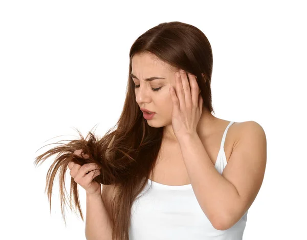 Mulher emocional com cabelos danificados no fundo branco. Pontas divididas — Fotografia de Stock