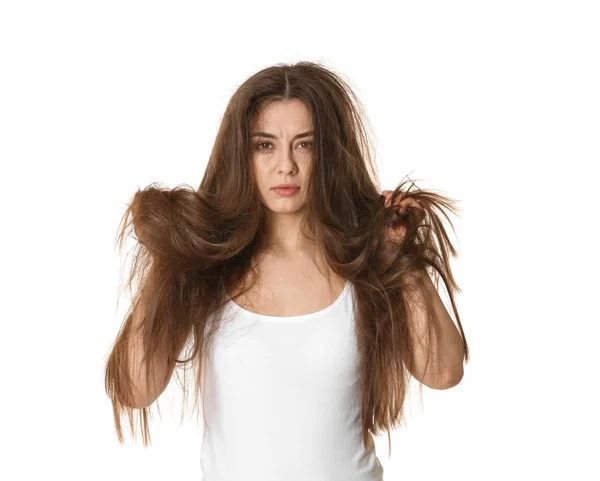 Mulher emocional com cabelos emaranhados no fundo branco — Fotografia de Stock