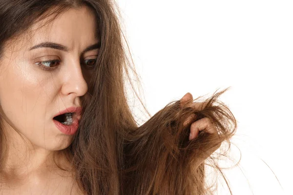 Mulher emocional com cabelos emaranhados no fundo branco — Fotografia de Stock