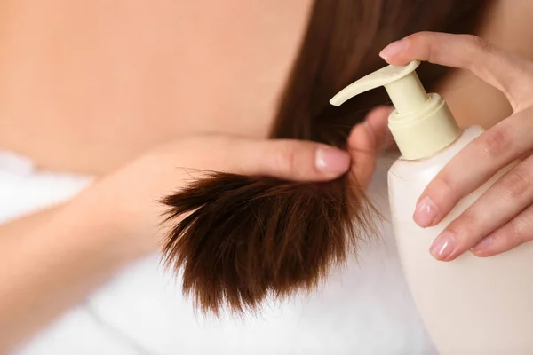 Mulher aplicando condicionador de cabelo, close-up. Pontas divididas — Fotografia de Stock